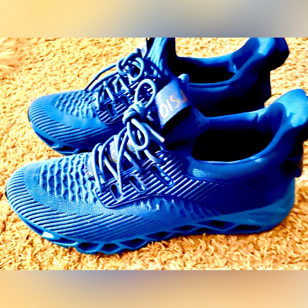 Men’s tennis shoes